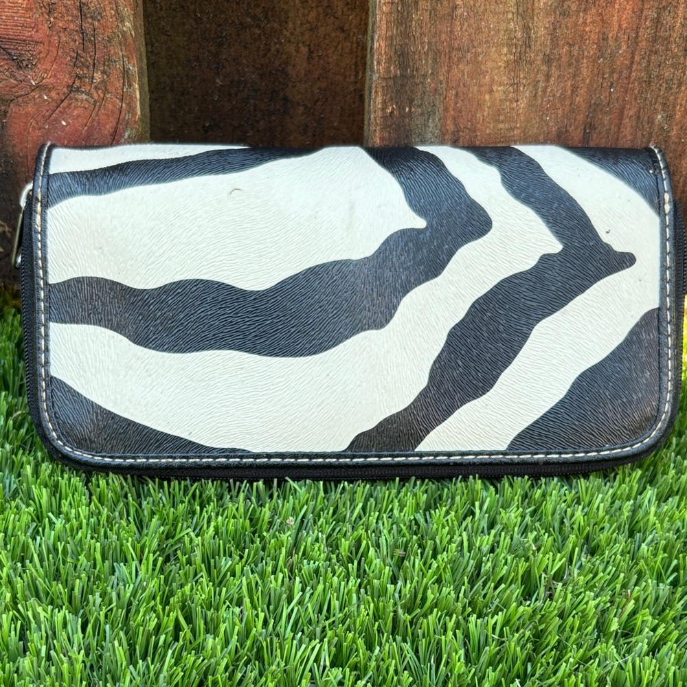 attention Black Interior Zip Wallet Organizer